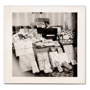 Pile of Presents - 1950s Christmas Photo - Wrapped Gifts - Post-War Prosperity - Imagen 1 de 2