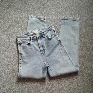 DAMEN MOM SLIM HELLBLAU JEANS👖UK 10👖ASTRADIVARIUS👖 5-POCKET POCKET DESIGN - Bild 1 von 18