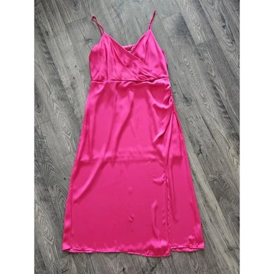 sz XL Express 时尚活力粉红色缎面懒人长裙 Barbiecore Holiday NYE — 第 1/4 张图片