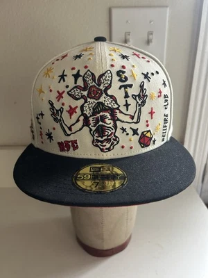 Sombrero ajustado bordado New Era 59FIFTY Stranger Things Hellfire Club talla 7 3/8 Foto 1 de 4