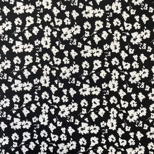 SALE 100 % Polyester Ton in Ton schwarz/weiß Soft Touch Floral - 145 cm/58" breit - Bild 1 von 5