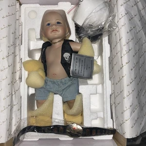 WWF Little Stone Cold Steve Austin Danbury Como Nueva Porcelana Muñeca Caja Dañada WWF - Imagen 1 de 13