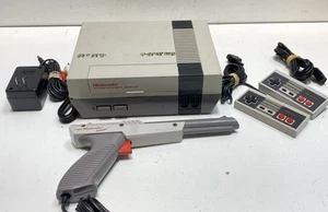 Nintendo NES Konsole mit Zubehör für Ersatzteile/Reparatur - Grau - Bild 1 von 6