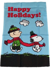 CHARLIE MARRÓN Y FISGÓN COMPARTIENDO UNA BUFANDA ROJA DE INVIERNO ~ BANDERA DE FELICES VACACIONES 12""x18""~ - Imagen 1 de 1