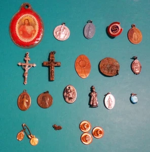 Lote de 18 medallas religiosas vintage venta Sagrado Corazón Jesús San Antonio católico MÁS - Imagen 1 de 10