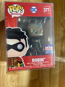 Funko Pop DC 377 ROBIN Variante Pátina Exclusiva Convención con Protector Pop - Imagen 1 de 5