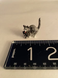 Casa delle bambole vintage gatto in miniatura in metallo verniciato a freddo con gattino in bocca - Foto 1 di 7