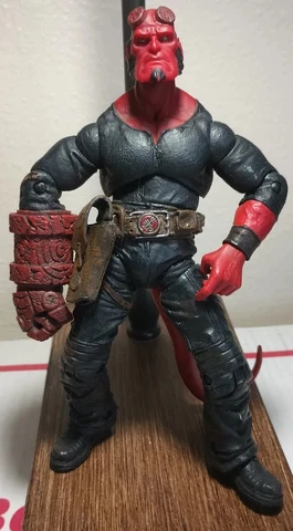 2004 Mezco Hellboy Movie  action figure 7” Cover
