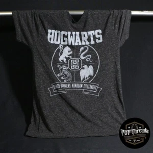 Camisa Harry Potter Hogwarts Draco Dormiens Nunouam Titillandus Talla Mediana - Imagen 1 de 3