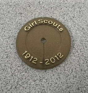 Disco de membresía dorado vintage del 100 aniversario de Girl Scouts 1912-2012 - Imagen 1 de 3