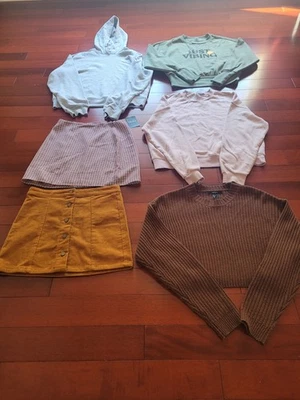 lote de niña sudadera con capucha, sudadera, crop top, faldas talla S Juniors Foto 1 de 4