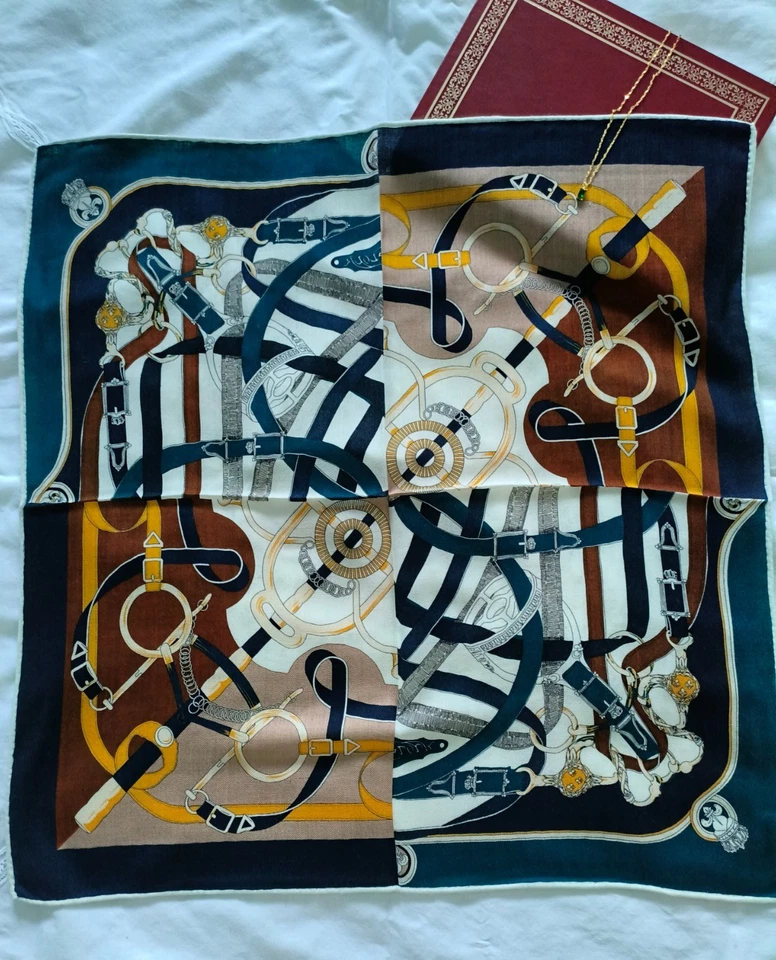 Bufanda reversible bicolor Gold Spurs - Lujosa bufanda cuadrada de mezcla de seda y lana Foto 1 de 4