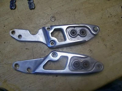 1982 Suzuki GS1100 GL 1100 GK Rear Foot Peg Brackets - Imagem 1 de 2