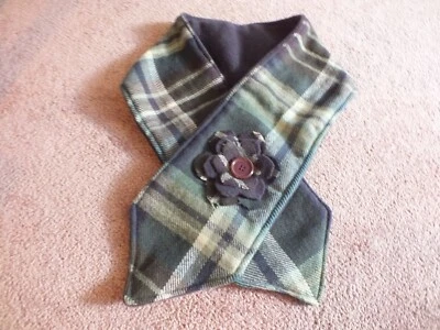 Bufanda polar reciclada reutilizada hecha a mano flor ciruela a cuadros cierre a presión Foto 1 de 3