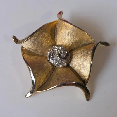 Broche prendedor vintage firmado BSK tono dorado flor estrás estrás como está Foto 1 de 3