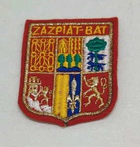 Parche de viaje vintage escudo vasco bordado fieltro rojo Zazpiak-Bat - Imagen 1 de 8