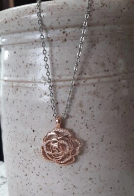 Collar Colgante Tono Oro Rosa Rosa Y Estrás, Cadena Tono Plateado Lia Sophia Foto 1 de 4