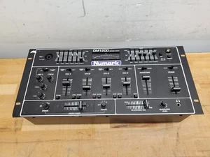 Numark DM1200 4-Kanal P Stereo DJ Mixer FUNKTIONIERT - FEHLENDE NIVELLIERER SIEHE FOTOS - Bild 1 von 11