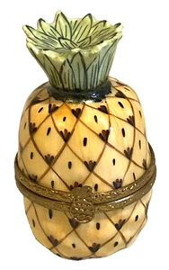 LIMOGES France PEINT MAIN Trinket Box PINEAPPLE-Artist Signed-PINEAPPLE CLASP - Picture 1 of 6