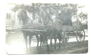 VINTAGE POSTCARD B&W PHOTO OF FAMILY ON HORSE DRAWN WAGON - Picture 1 of 2