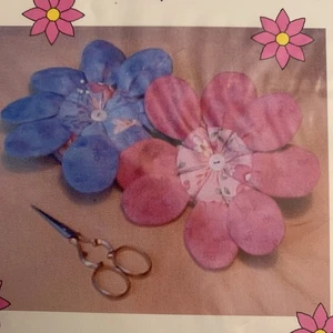 Alfiletero inspirado en Flower Power años 60 por The Scrapbaggers patrón SIN CORTAR - Imagen 1 de 3