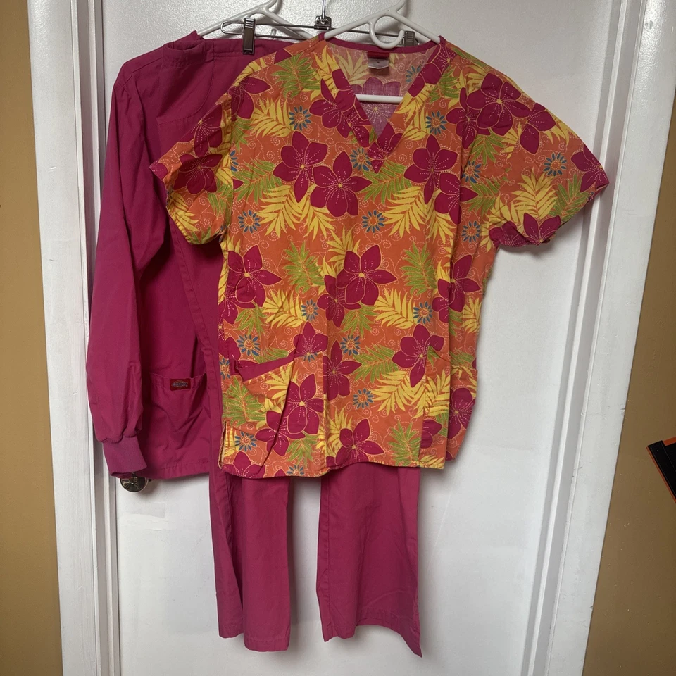 Conjunto Exfoliante Dickies - Chaqueta Rosa (S), Top Floral (M), Pantalones Rosa (L) - Usado Bueno Foto 1 de 4