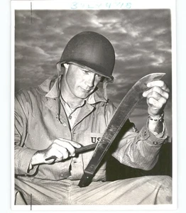 SHARP Historic VINTAGE 1940s Press Photo SOLDIER Sharpens Machete US ARMY - Picture 1 of 2