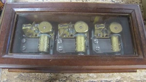 GEBRAUCHTE VINTAGE REUGE 60ER JAHRE EJB SCHWEIZ DREIZYLINDER SPIELUHR 3 TU. - Bild 1 von 5