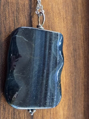 Pingente Olho de Tigre Azul, Forma Livre, Grande, com Corrente Banhada a Prata 18" - Imagem 1 de 4