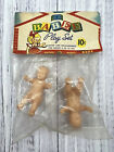 Poupées bébé vintage Babee nouveauté en plastique neuves dans leur emballage total de deux poupées jeu