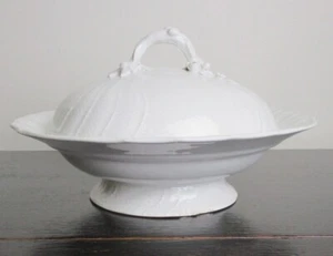 KPM Berlin porcelain Neuosier white Covered Vegetable Bowl - Picture 1 of 7