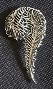 Broche prendedor vintage firmado SAC SARAH COVENTRY tono plateado texturizado PLUMA SAC  - Imagen 1 de 6