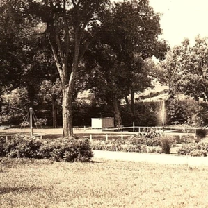 c.1945 Saunders Park Mt. Pleasant Iowa RPPC Postcard Playground Fountain - Imagen 1 de 3