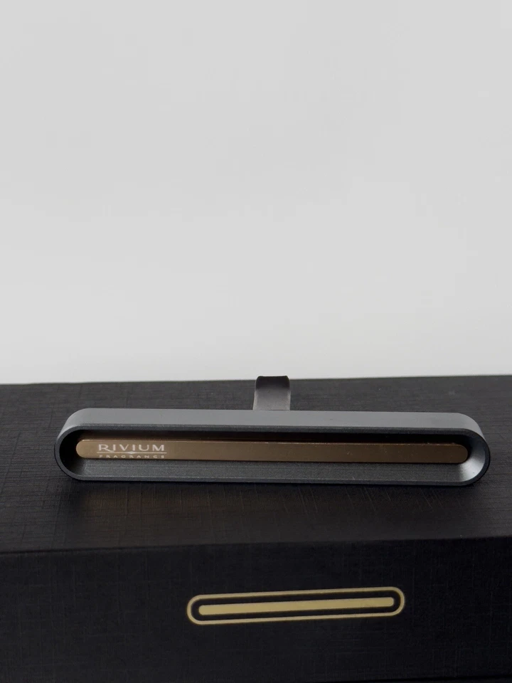 Difusor clip ventilación coche con aceite esencial vainilla oscura y madera misteriosa Foto 1 de 4