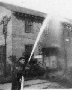 ORIGINAL VINTAGE FOTO: Feuerwehr Feuerwehr Wasserschlauch Mann männlich Jacke 40er - Bild 1 von 2