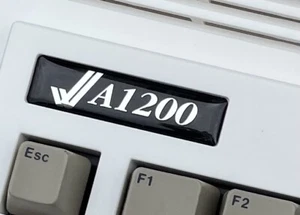 A1200 Logo Odznaka wypełniona żelem (czarna/srebrna) do Commodore Amiga 1200 NOWA - Zdjęcie 1 z 1