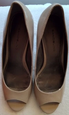 Women Size 7.5 Bandolino Rainaa Pump High Heel Shoes color Cafe Latte - Image 1 of 3