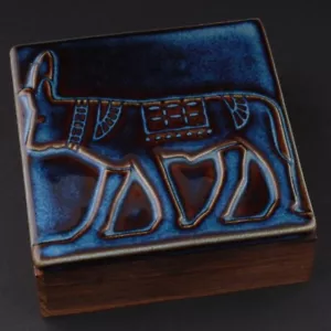 Caja de madera con tapa de cerámica. Apis Taurus. HECHO EN DINAMARCA. década de 1960. - Imagen 1 de 7
