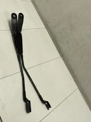 JUEGO DE PAR DE BRAZOS LIMPIAPARABRISAS DELANTERO DERECHO E IZQUIERDO VOLVO S60 2011 2018 DE FÁBRICA Foto 1 de 4