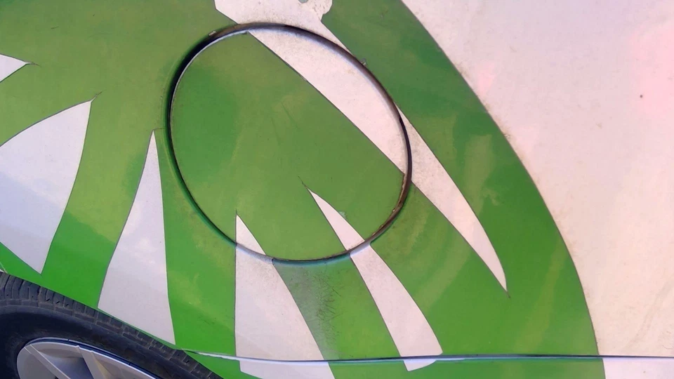 Toyota Prius V 2012-2017 puerta de combustible aleta de gasolina blanca (070) OEM 7735047040 Foto 1 de 1