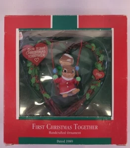 Hallmark 1989 adorno de recuerdo nuestra primera Navidad juntos ardillas en columpio - Imagen 1 de 5
