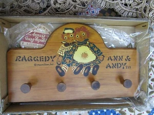RARE Primitive Folk Art Raggedy Ann & Andy 1992 WOODEN Coat Hat Hook Sign Japan - Picture 1 of 4