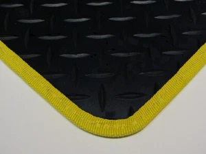 MERCEDES CLASE A (W176) 12-19 ALFOMBRILLAS GOMA A MEDIDA CON BORDE AMARILLO + 2 CLIPS - Imagen 1 de 4