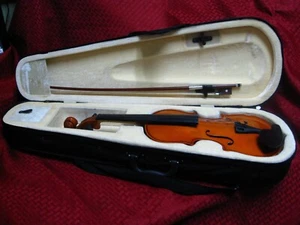1/2 Größe Violine mit Bogen und Koffer - fehlende Saite + fehlender Steg REPARATURBEDÜRFTIG - Bild 1 von 10