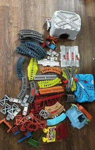 Thomas & Friends TrackMaster Lote 88 Piezas Pistas Puentes Túneles Interruptores con Tren - Imagen 1 de 22