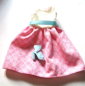 Barbie Vestido Fashionista Rosa Blanco con Cinturón Azul Un Zapato Azul - Imagen 1 de 18