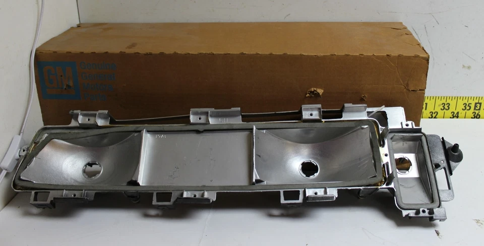 Carcasa de canastilla de luz trasera izquierda GM 5969041 1978 Chevrolet Impala (FB6) nueva OEM GM Foto 1 de 4