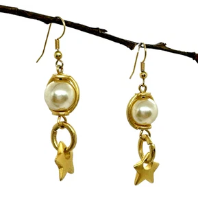 Ohrringe Stern Mond Kunstperlen Perle gebürstet goldfarben Hänger Tropfen himmlisch 2 Zoll - Bild 1 von 7
