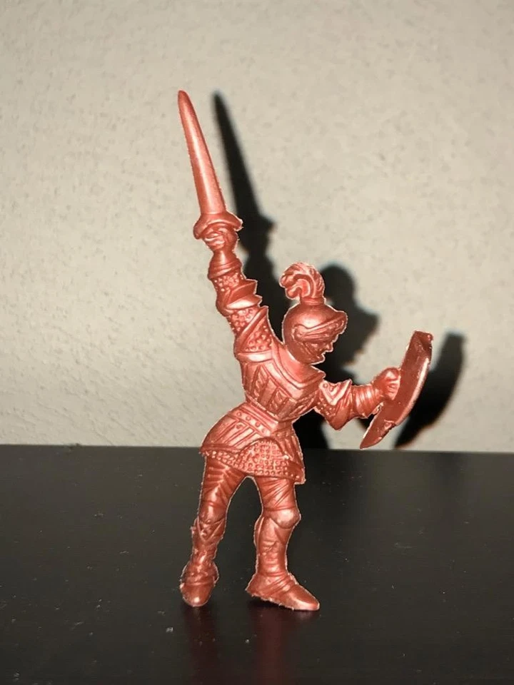 Caballero Lido con espada y escudo años 50 - plástico cobre metálico Foto 1 de 1