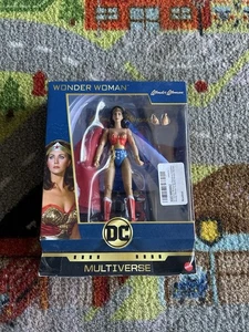 DC Multiverse Lynda Carter Wonder Woman Signature Collection Figure NUOVO sigillato - Foto 1 di 6